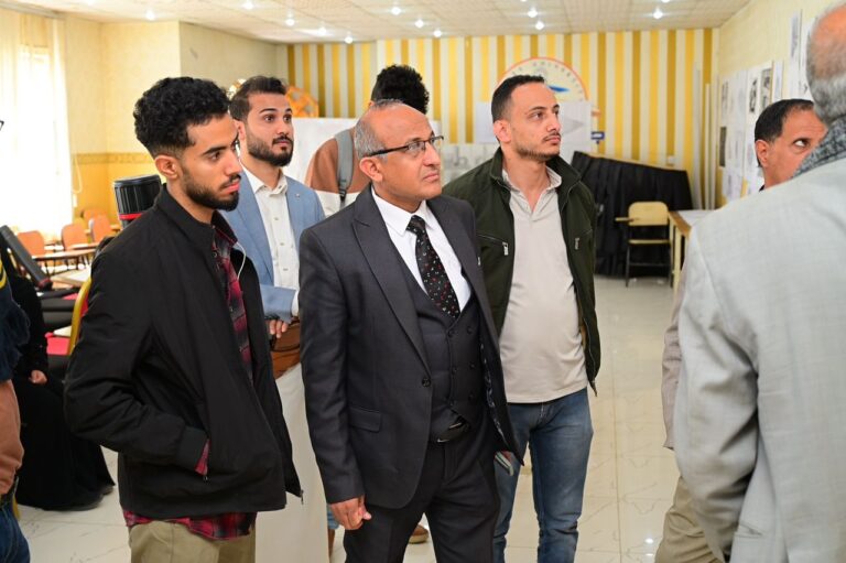 طلاب قسم الجرافيك والملتميديا بجامعة المستقبل يقيمون المعرض النهائي للرسم الحر